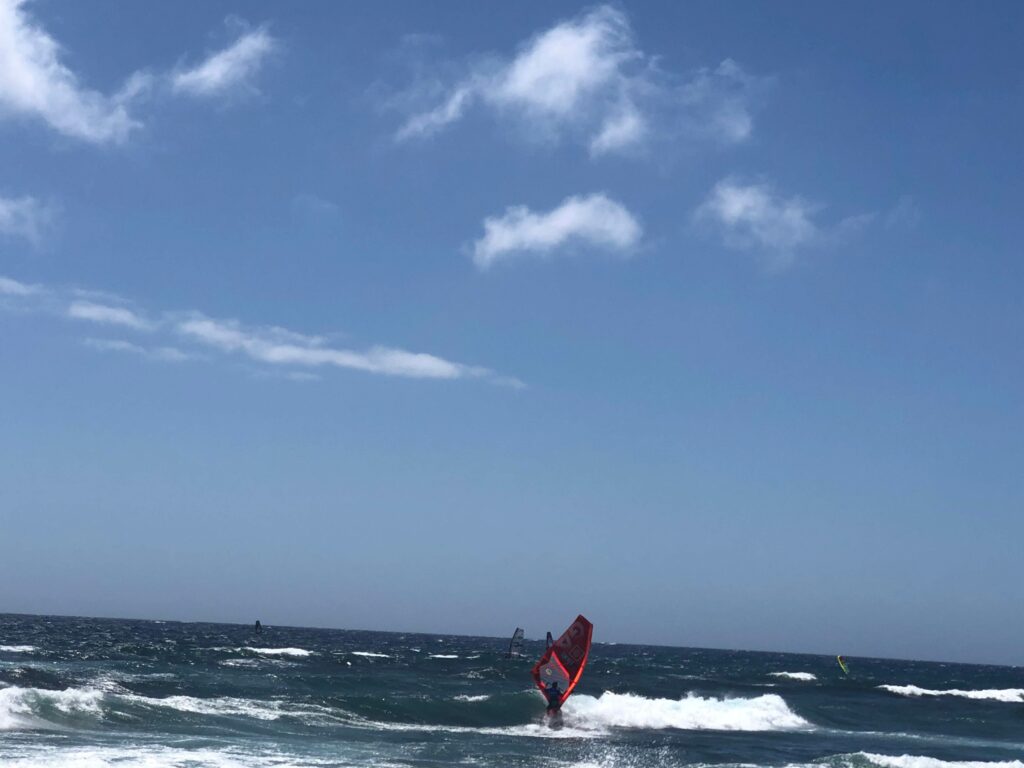 Kitesurf et Windsurf quelles différences entre ces sports nautiques