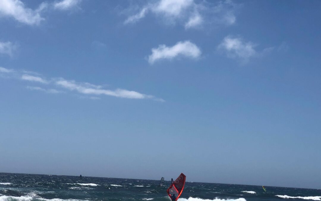 Quelle est la différence entre kitesurf et windsurf ?