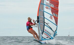 Delphine Cousin sur une planche à voile