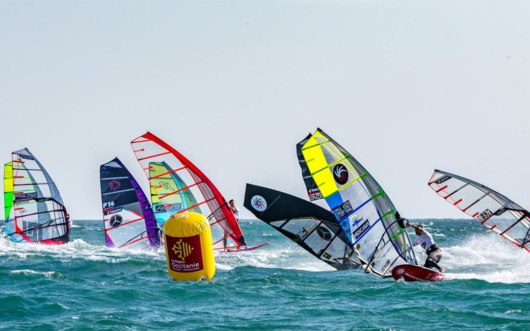 Le passage d'une bouée lors de la course