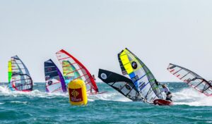 Le passage d'une bouée lors de la course