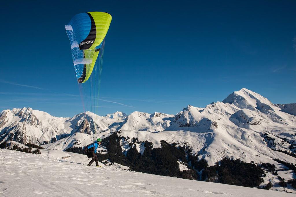 Parapente en hiver au dessus de la neige